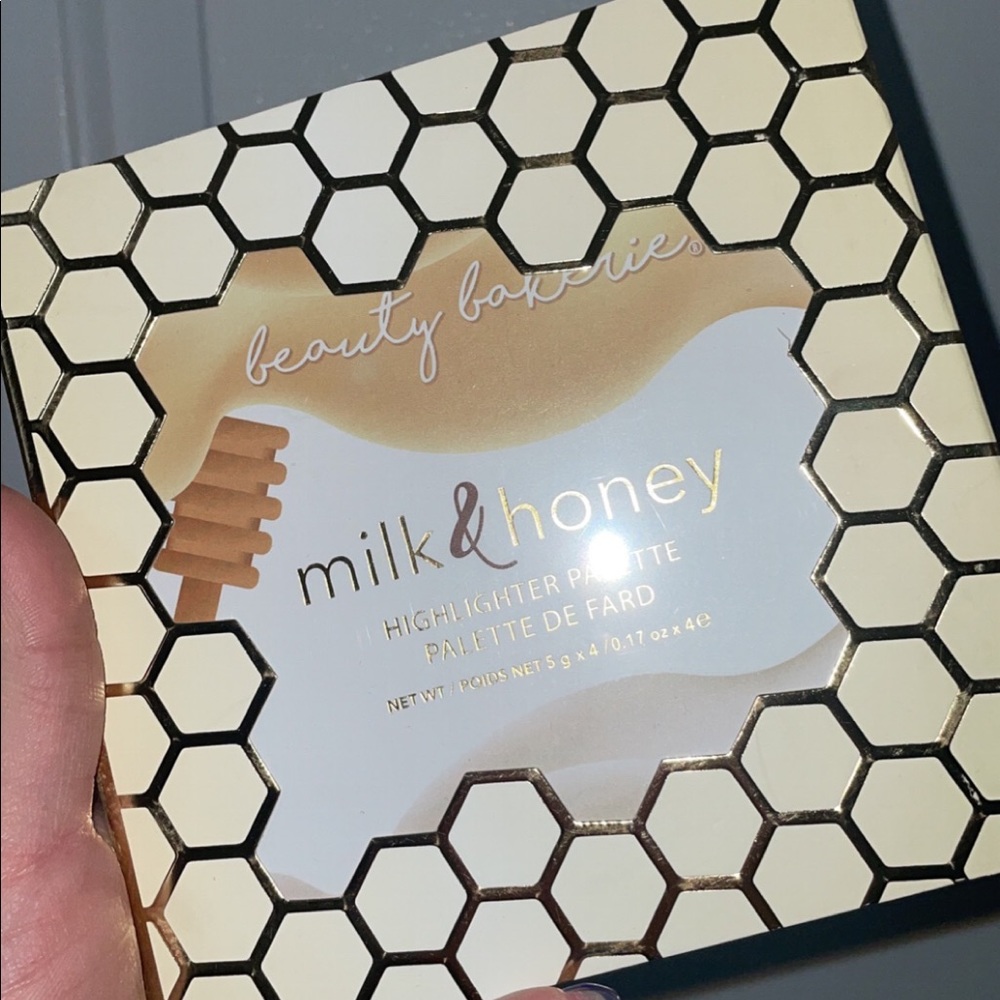 I’m selling this brand new highlight palette